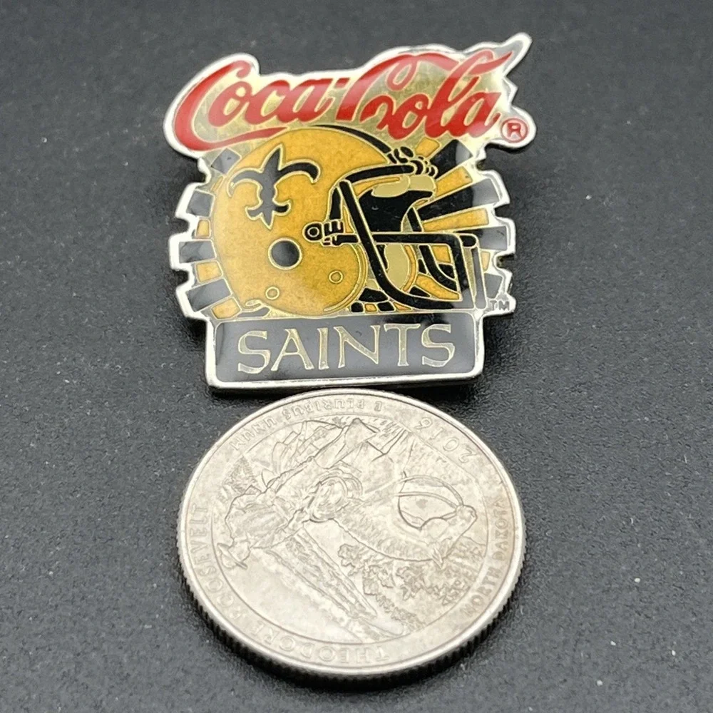 Vintage Coca-Cola Coke New Orleans Saints Helmet NFL Football‎ Lapel Hat Pin